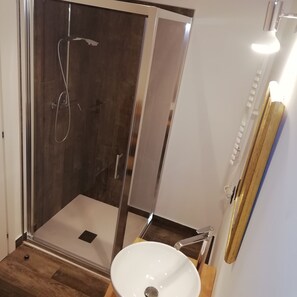 Habitación doble, 1 cama Queen size, para no fumadores | Baño | Regadera, regadera tipo lluvia, amenidades de baño gratuitas 