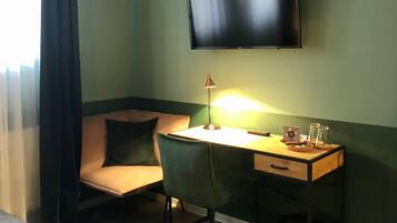 Desk, soundproofing, cots/infant beds, free WiFi