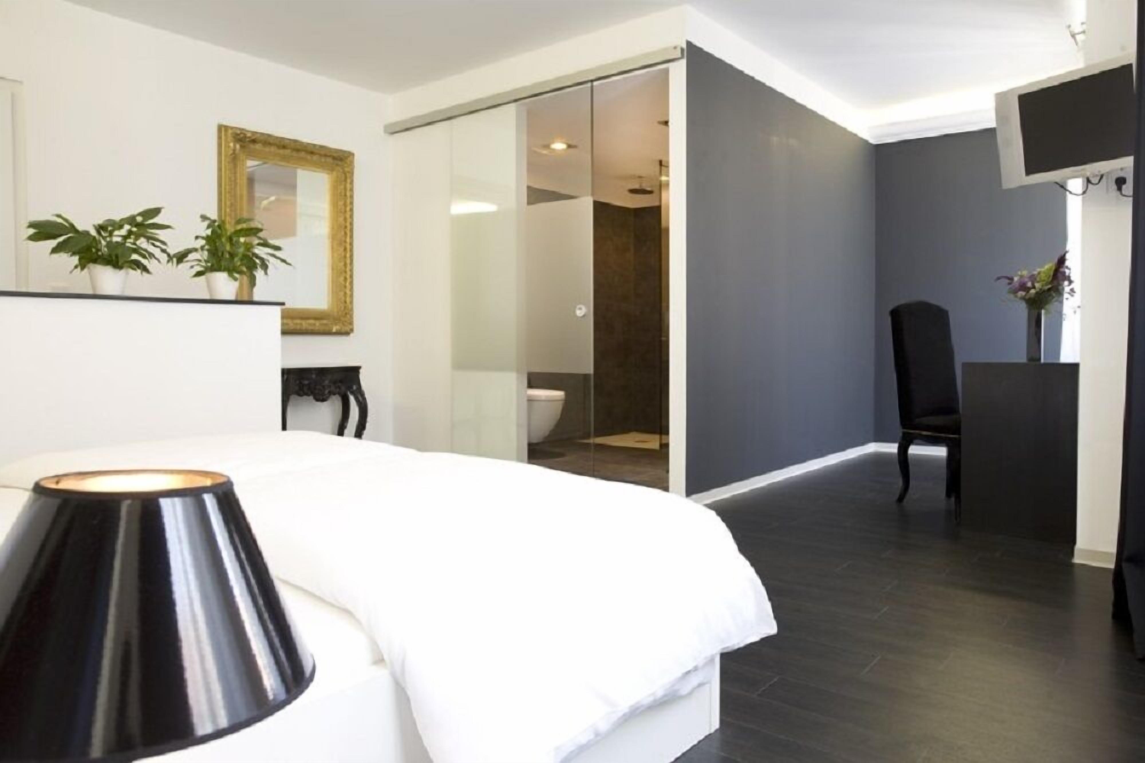 Desk, soundproofing, cots/infant beds, free WiFi