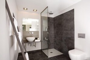 Douche, articles de toilette gratuits, sèche-cheveux