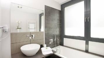 Doppelzimmer | Badezimmer | Dusche, kostenlose Toilettenartikel, Haartrockner, Handtücher