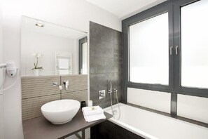 Double Room | Bathroom | Shower, free toiletries, hair dryer, towels - Pension Mariposa (Weimar)