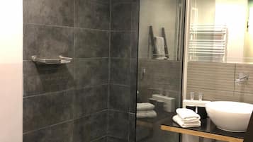 Dusche, kostenlose Toilettenartikel, Haartrockner, Handtücher