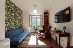 Flat-screen TV - The Indy House (Lisbon)