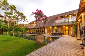 Garden - Villa Taijasa - Luxury 5BR Villa with 20m Pool (Kerobokan)