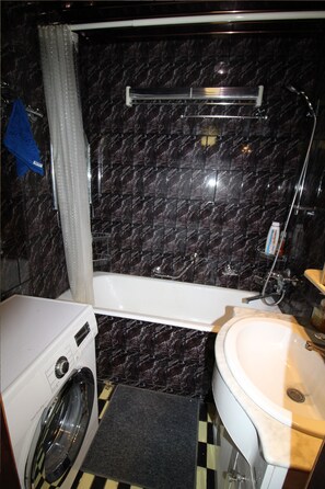 Apartment | Badezimmer | Duschwanne, Komfortbadewanne, kostenlose Toilettenartikel, Haartrockner