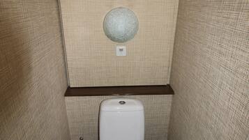 Apartment | Badezimmer | Duschwanne, Komfortbadewanne, kostenlose Toilettenartikel, Haartrockner