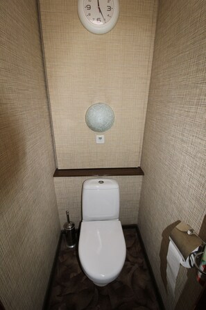 Apartment | Badezimmer | Duschwanne, Komfortbadewanne, kostenlose Toilettenartikel, Haartrockner