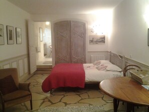 Individually decorated, iron/ironing board, free WiFi, bed sheets
