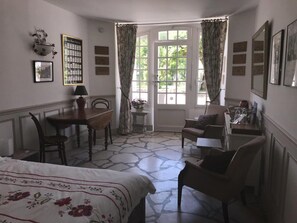 Individually decorated, iron/ironing board, free WiFi, bed sheets