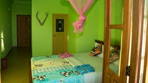 Deluxe Double Room with Balcony | 办公桌、免费 WiFi、床单