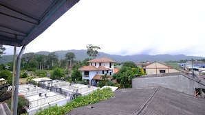 Zona residencial con una casa de dos pisos, que tiene un balcón con mobiliario exterior.