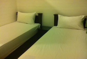 Standard Twin Room with Private Bathroom (Without Window) | 객실 내 금고, 방음 설비, 무료 WiFi