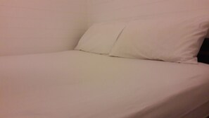 Standard Double Room with Private Bathroom (Without Window) | 房內夾萬、隔音、免費 Wi-Fi