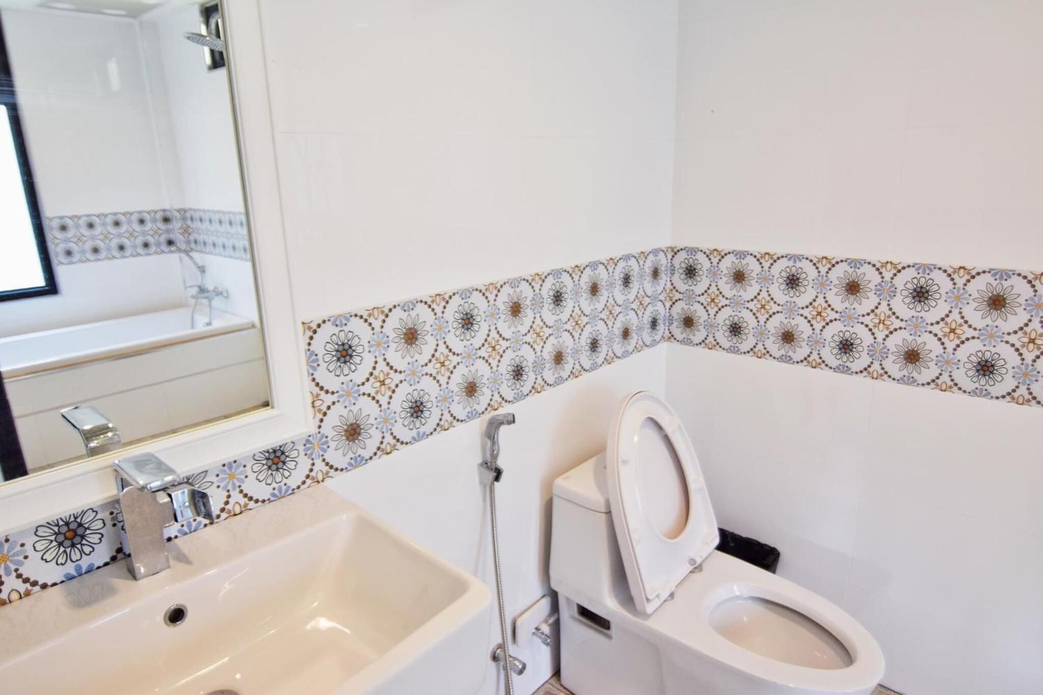 Un baño con lavabo, inodoro y ducha.