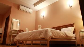 Standard Double Room | Minibar, soundproofing, rollaway beds, free WiFi