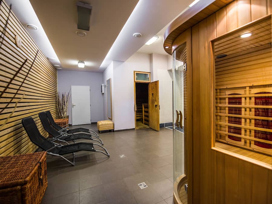 1 treatment room, massages