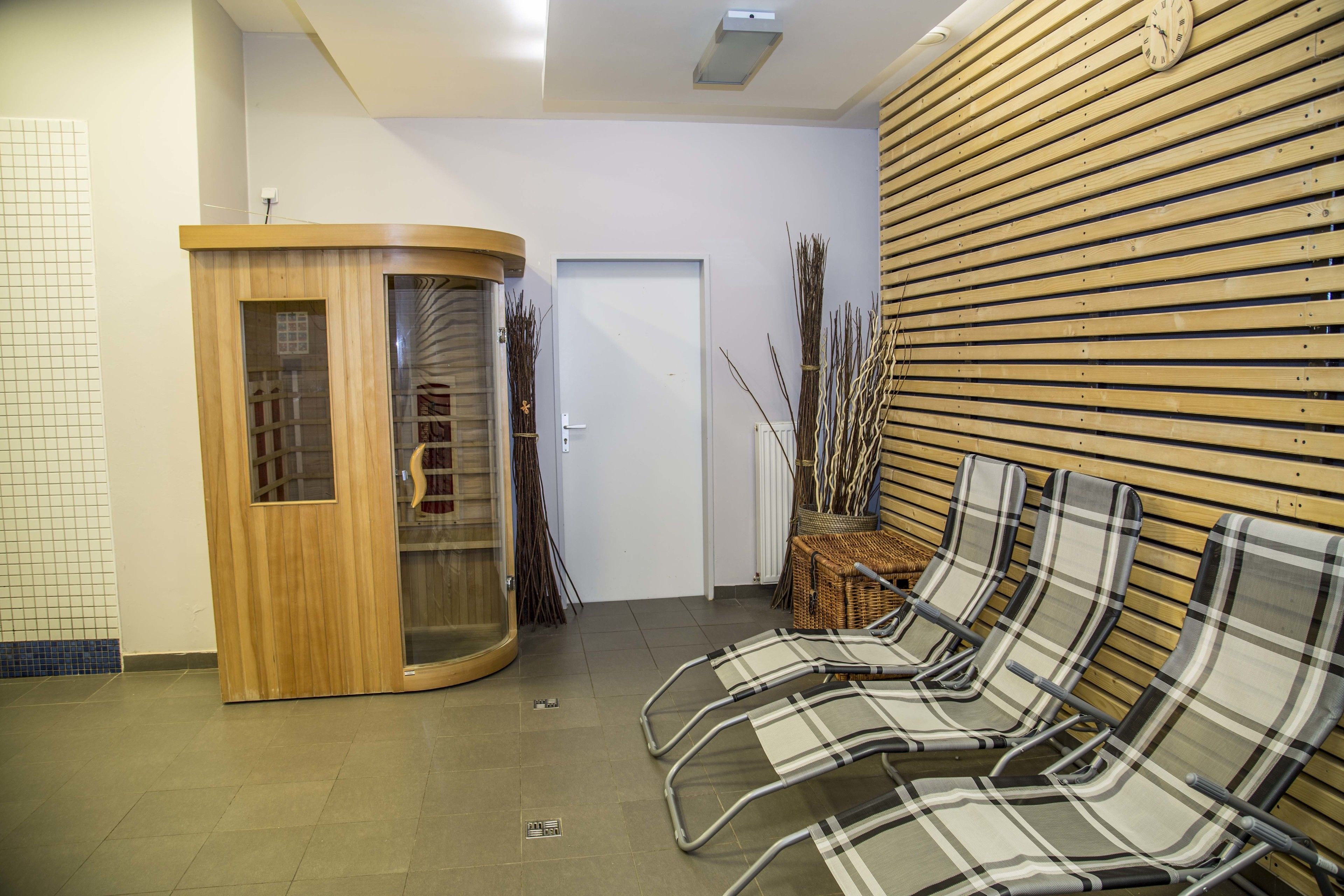 1 treatment room, massages