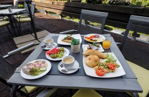 Petit déjeuner buffet (5.0 EUR par personne)