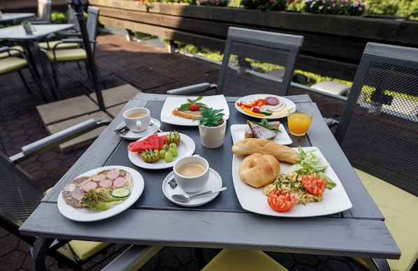 Daily buffet breakfast for a fee