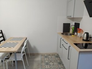 Réfrigérateur, four à micro-ondes, surface de cuisson