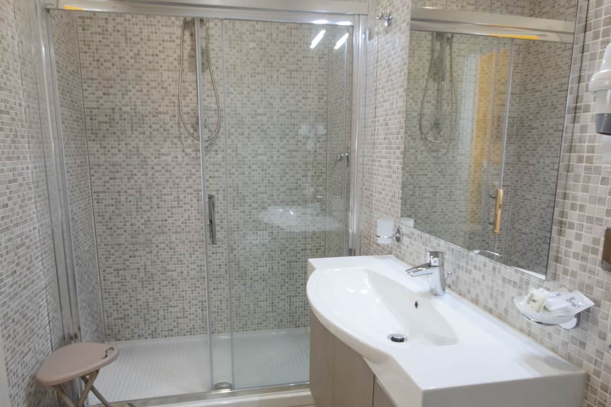 Ducha, artículos de tocador gratuitos, secador de pelo, bidet