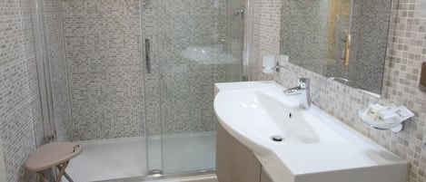 Habitación Confort, con acceso para personas discapacitadas, vista a la montaña | Baño | Regadera, amenidades de baño gratuitas, secadora de cabello, bidet