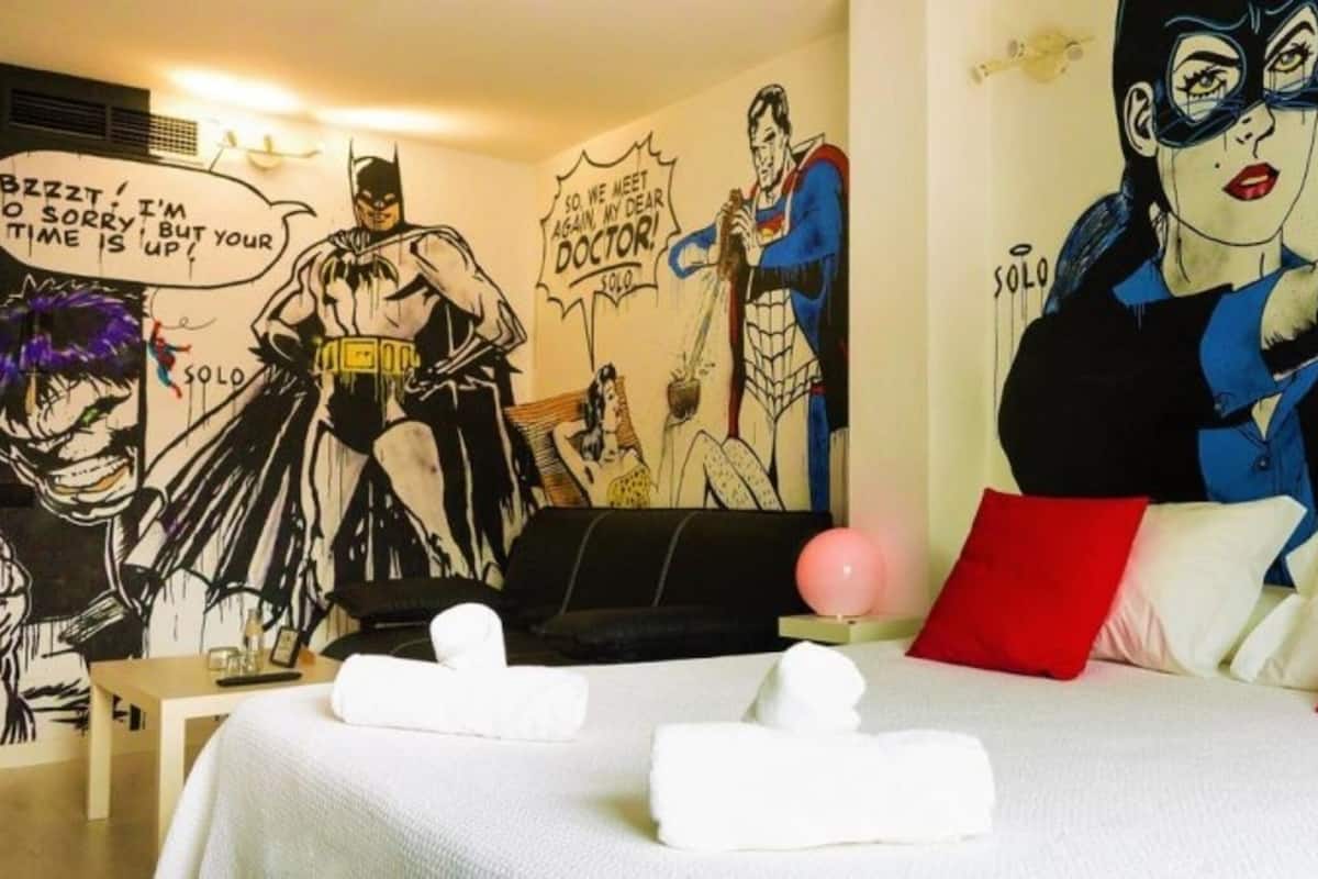 Minibar, caja de seguridad en la habitación y escritorio