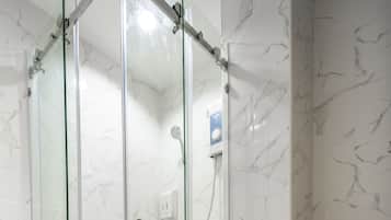 Shower, free toiletries, towels