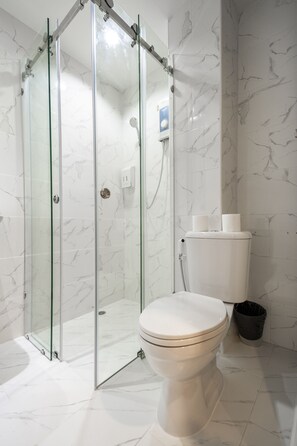 Shower, free toiletries, towels - 19A Bangkok (Bangkok)