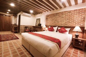 Suíte executiva, 1 cama Queen | Roupas de cama de algodão egípcio, roupas de cama premium