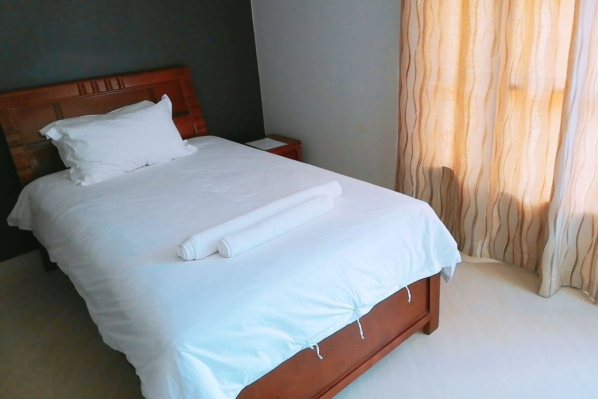 Habitación doble | Caja de seguridad en la habitación, escritorio y cortinas blackout