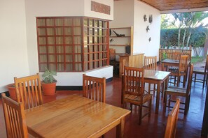 Se sirven desayunos, comidas, cenas y cocina local e internacional