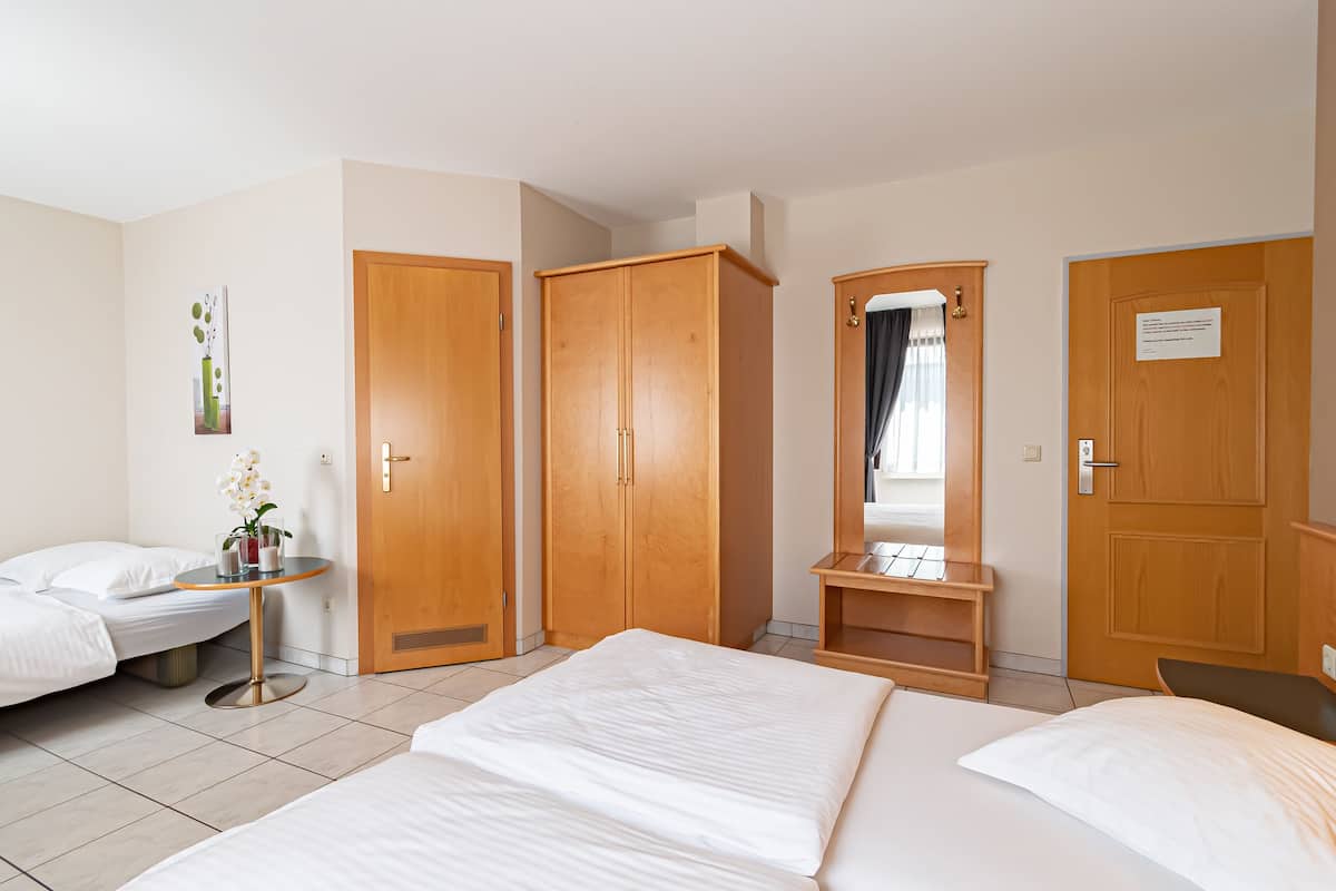 Standard Triple Room | Desk, soundproofing, WiFi (free), bed sheets