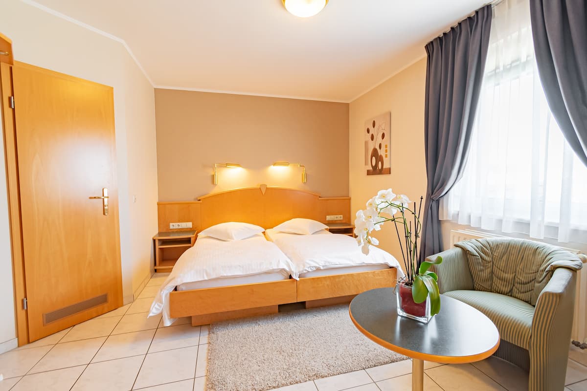 Standard Double Room | Desk, soundproofing, WiFi (free), bed sheets
