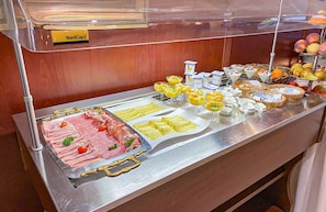 Daily continental breakfast for a fee - Hotel Re'serstuff (Roeser)