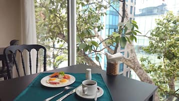 Se sirven desayunos y cocina internacional