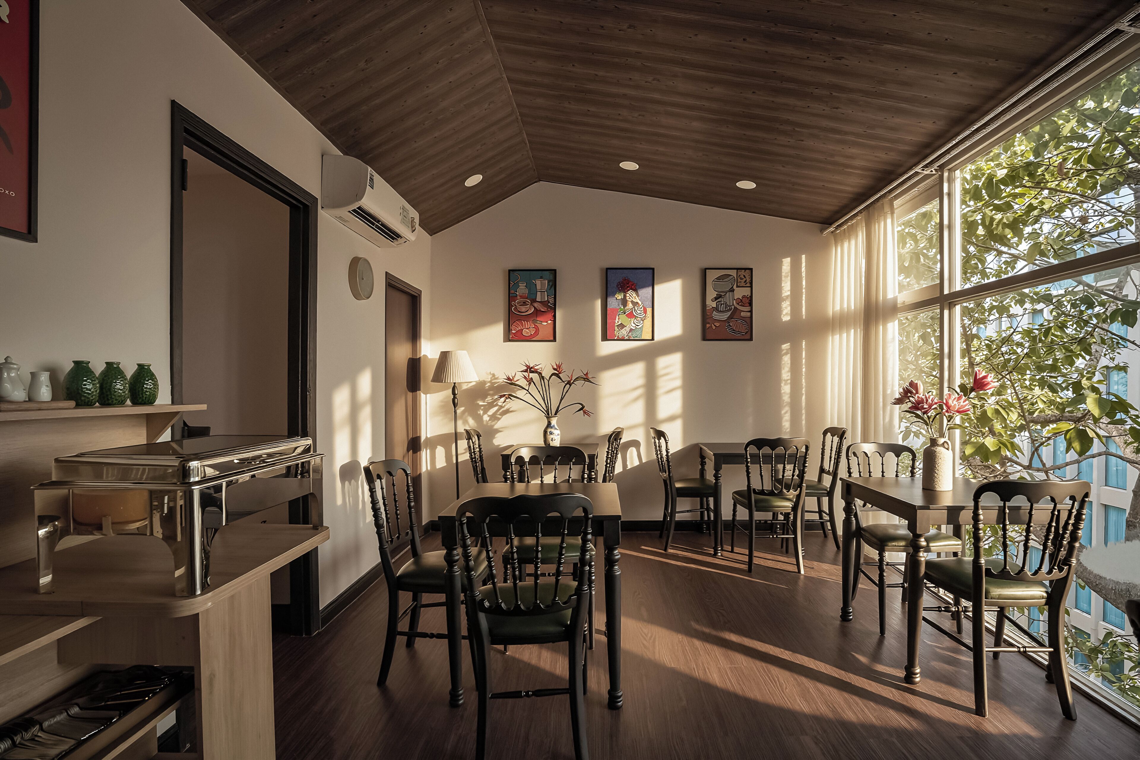 Se sirven desayunos y cocina internacional