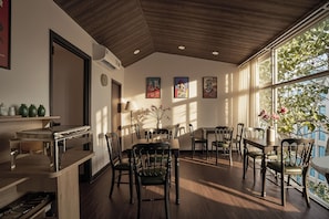 Breakfast served, international cuisine