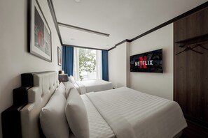 家庭四人房, 城市景观 | 迷你吧、客房内保险箱、办公桌、笔记本电脑工作区