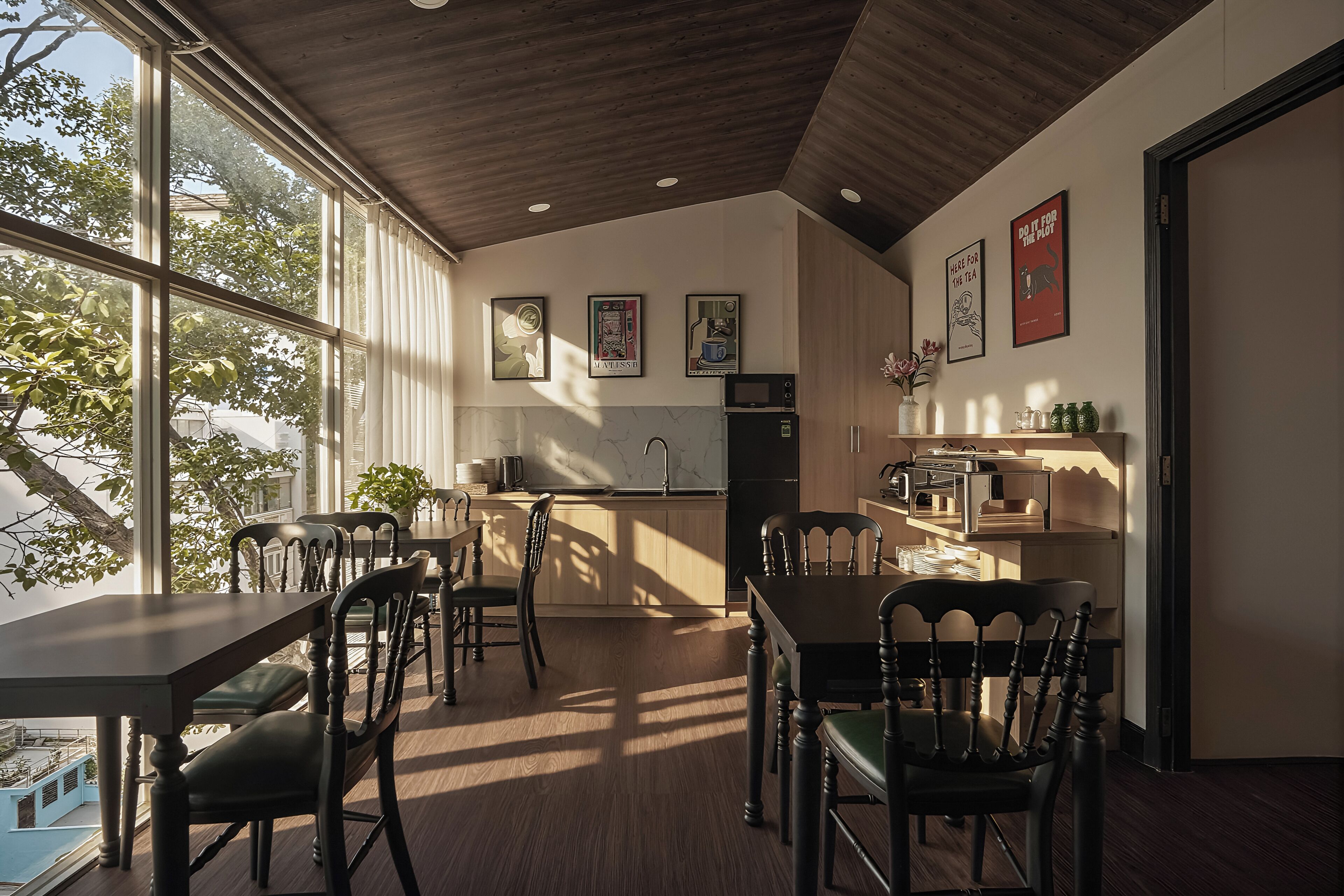 Se sirven desayunos y cocina internacional 