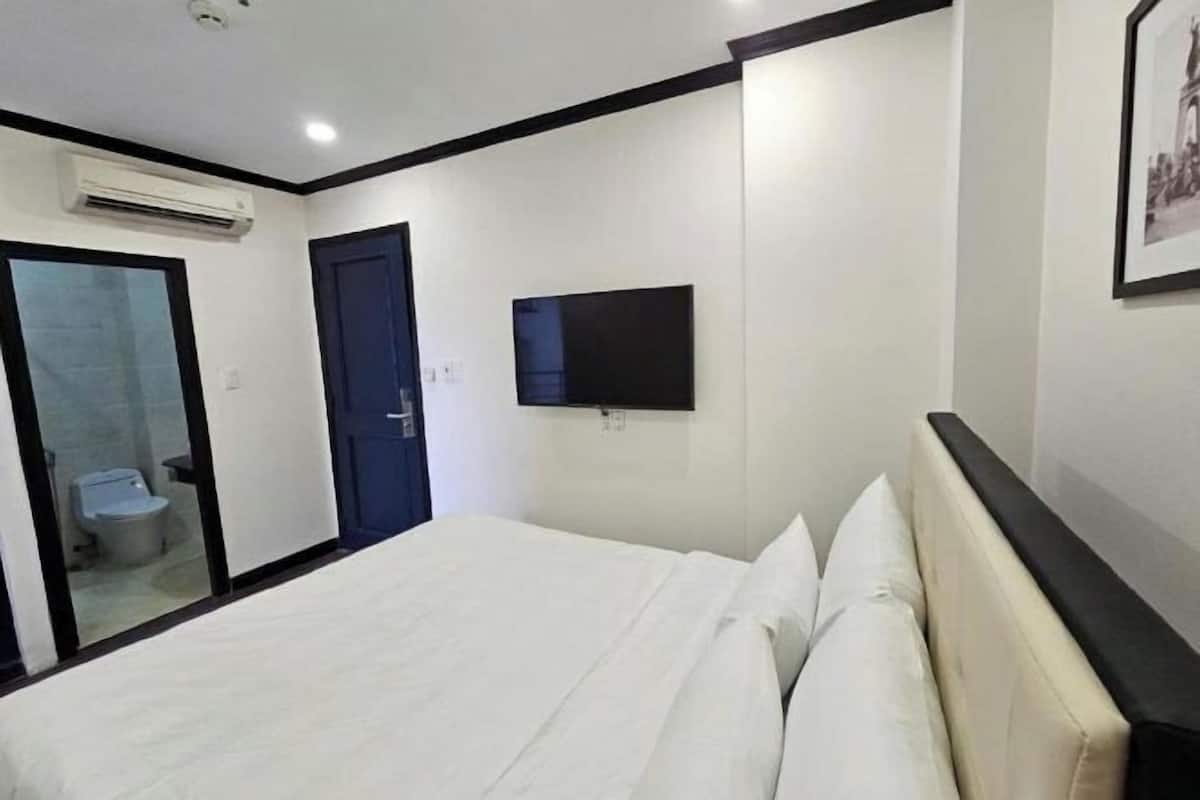 Minibar, in-room safe, desk, laptop workspace