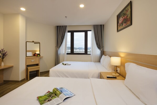 Phòng 3 Deluxe, quang cảnh núi | Minibar, két bảo mật tại phòng, bàn, màn/rèm cản sáng 