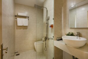 Buồng tắm vòi sen, đồ dùng nhà tắm miễn phí, máy sấy tóc 