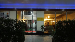 L'esterno del Mango Bedroom Inn, con l'ingresso ben visibile, una targa e un pavimento piastrellato.
