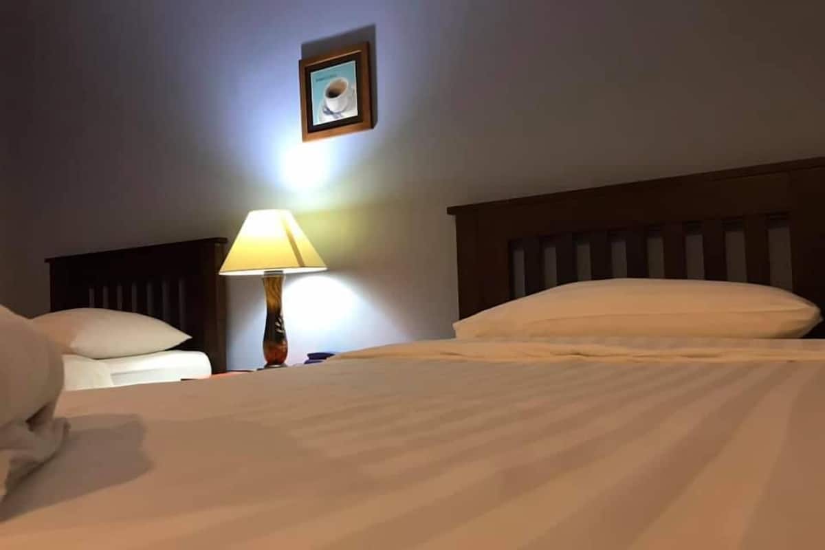 Standard Twin Room | In-room safe, desk, blackout drapes, free WiFi