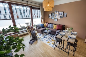 Lägenhet Deluxe - icke-rökare | Vardagsrum | LCD-tv