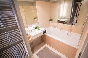 Departamento Deluxe, para no fumadores | Baño | Tina con regadera, secadora de cabello, toallas 