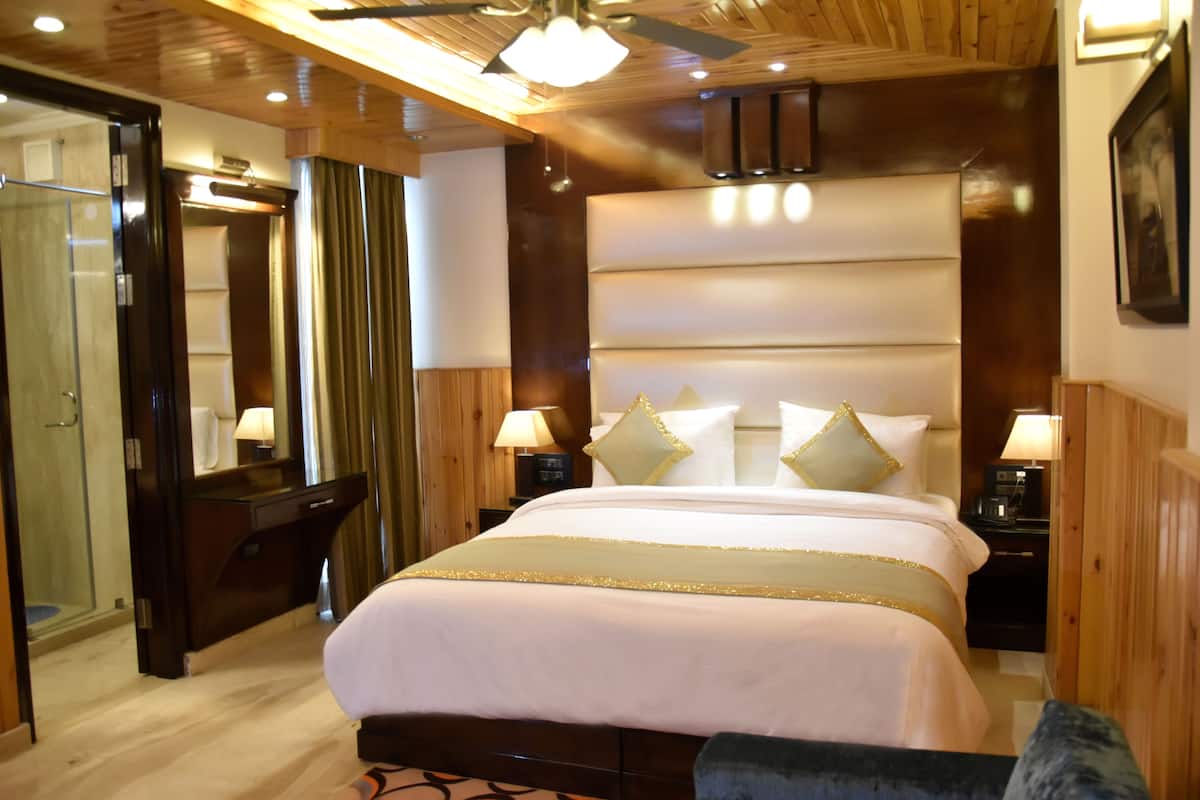 Executive Room, 1 Double Bed, Non Smoking | Soundproofing, rollaway beds (surcharge), WiFi (free)