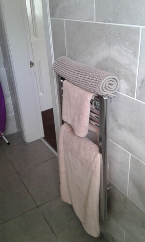 Deluxe Double Room, Non Smoking | Bathroom amenities